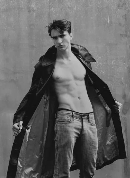 Módní Mužský Model Portrét Nádherného Módního Muže Koženém Kabátě Černém — Stock fotografie