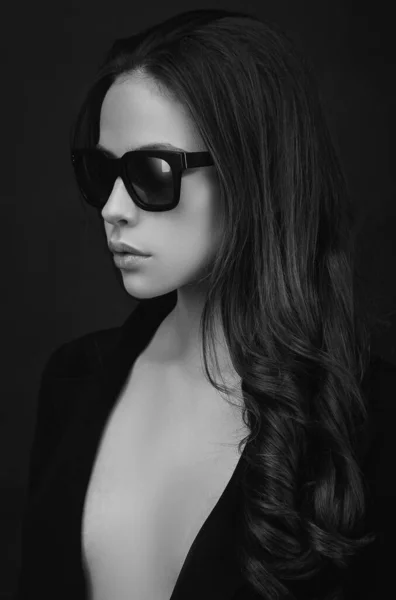 夏目镜戴着太阳镜的自信女人 时尚潮流 — 图库照片