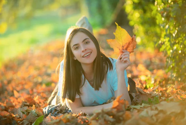 Kobieta Leżąca Jesienią Odchodzi Parku Młoda Kobieta Jesienna Pogoda — Zdjęcie stockowe
