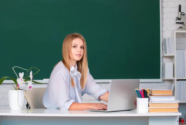 Vrouwelijke Studente Werkt Aan Een Laptop Klas Bereidt Zich Voor — Stockfoto