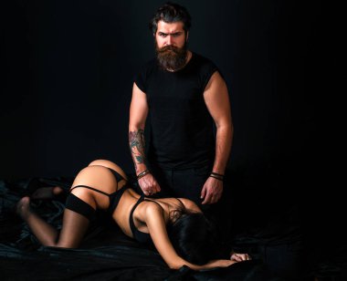 Lüks bikinili seksi bir kız. Aşık seksi bir çift. Şehvetli erkek arkadaş, aşıkları kucaklar. Şefkat ve şefkat kavramı