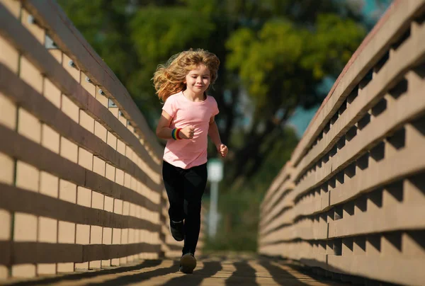 Niños Corriendo Aire Libre Carrera Deporte Saludable Para Los Niños —  Fotos de Stock