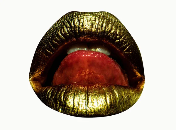 金の唇 口に金泥を塗る 女性の口の中に黄金の唇 官能的なセクシーな唇 舌は金色の唇をなめる 白に隔離された — ストック写真