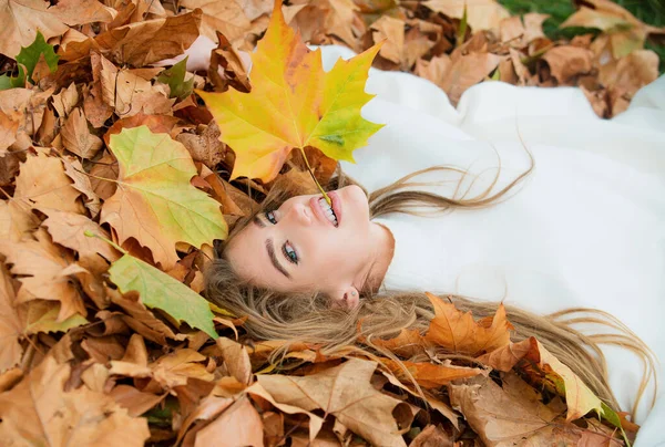 단풍나무와 가을에 여자가 — 스톡 사진