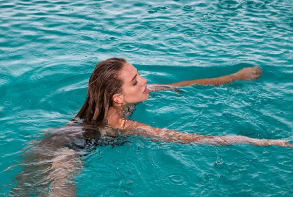Jonge Vrouw Het Badpak Zwemt Het Zwembad — Stockfoto