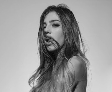 Kafkas kadın modelinin portresi. Genç bir kızın moda portresi.