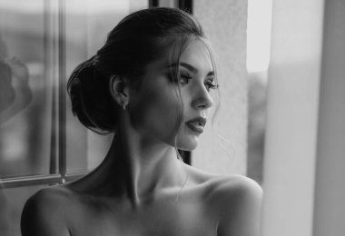 Bornoz kadın. Zarif güzel kadın. Güzel seksi genç kadın. Moda fotoğraf