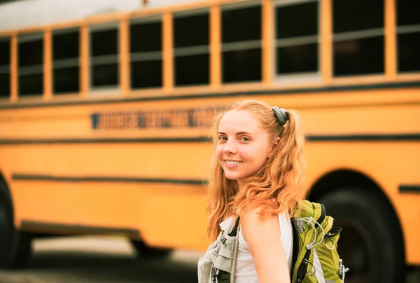 Schulkind Teenager Mädchen Schulkonzept Teen Scholars Schulbus — Stockfoto