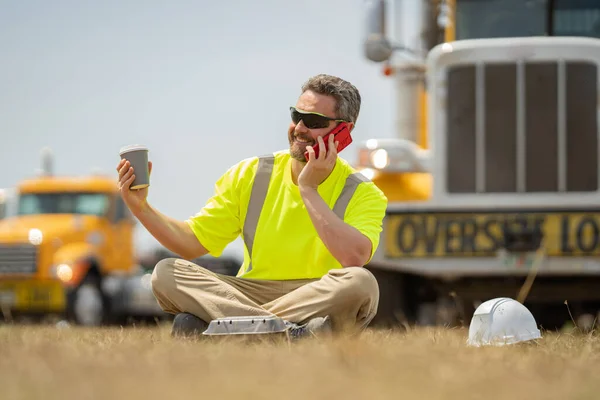 Lavoratore Che Parla Telefono Prende Una Pausa Dal Lavoro Bevendo — Foto Stock