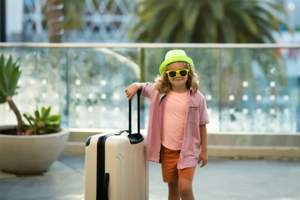 Niños Viajando Niño Turista Viajero Ropa Casual Gafas Sol Moda —  Fotos de Stock