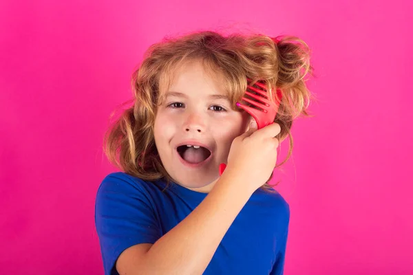 Komik Çocuk Saç Stili Sarışın Uzun Saçlı Çocuk Saçlarını Taramaya — Stok fotoğraf