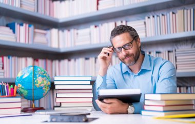 Öğretmenler günü. Okul sınıfında öğretmen öğretmeni. Bilgi, eğitim. Sınıfta ders veren bir adam. Üniversite sınavı. Üniversitede ders veriyorum. Eğitimci öğrenme kursları. Edebiyat okuyorum.