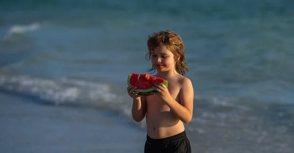 Miúdo Come Melancia Vermelha Suculenta Praia Férias Infantis Verão Frutas — Fotografia de Stock