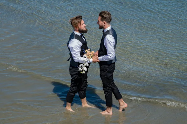Gay Bruidegoms Lopen Samen Zee Strand Tijdens Bruiloft Dag Romantische — Stockfoto