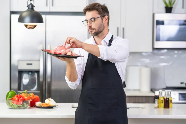 Uomo Chef Cucina Tenere Carne Manzo Cuoco Maschio Uniforme Chef — Foto Stock