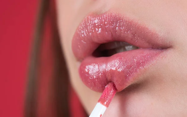 Lippenstift Aanbrengen Macro Lippen Schilderen Met Heldere Lippenstift Close Vertroetelen — Stockfoto
