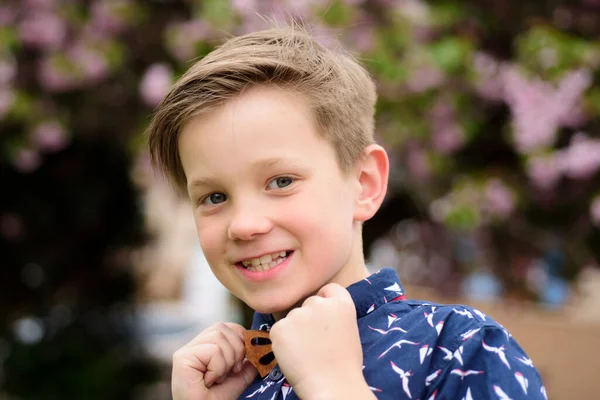 Modekind Junge Hemd Und Fliege Porträt Eines Jungen Der Natur — Stockfoto