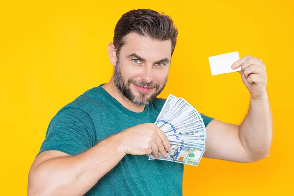 Adam Sarı Stüdyonun Arka Planına Para Koydu Dolar Banknotları Olan — Stok fotoğraf