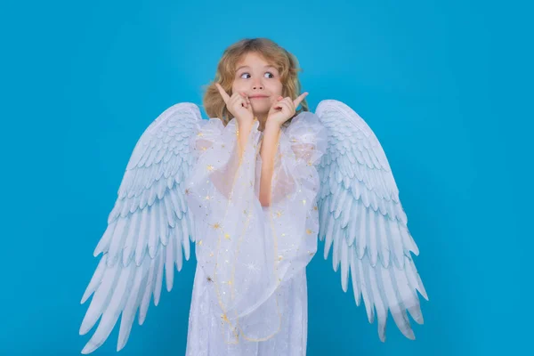 子供の天使 スタジオの背景に隔離された天使の翼を持つかわいい子供の肖像画 小さな天使 バレンタインデー 天使のような子供たち — ストック写真