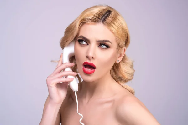 Blond Vrouwtje Aan Telefoon Retro Vaste Lijn Telefoon Prachtige Sensuele — Stockfoto