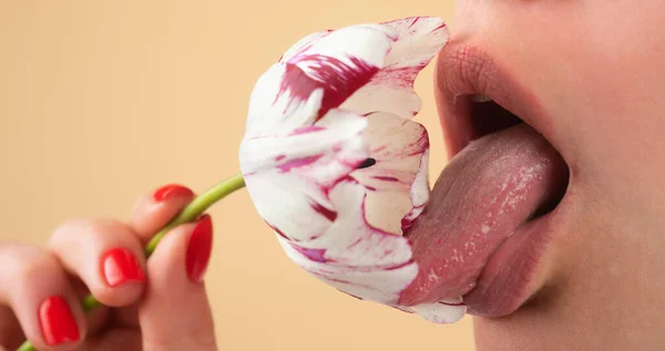 セクシーな唇だ 花と天然の唇 オーラルセックス セクシーな女の口マクロリップ 官能的なコンセプト バラの花でセクシーな唇を閉じてください セクシーな口紅だ 性的刺激の概念 — ストック写真