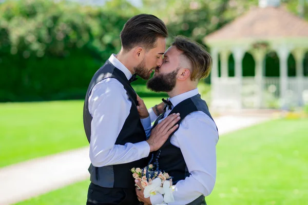 Γκέι Φιλί Στο Γάμο Γάμος Γκέι Ζευγάρι Τρυφερά Φιλιά Κοντινό — Φωτογραφία Αρχείου