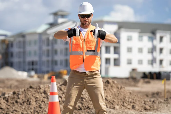 建筑工人戴着安全帽在建筑工地 穿着建筑工人制服的工程师 建造者的画像 准备建造新房子 建筑工地硬帽工人 — 图库照片