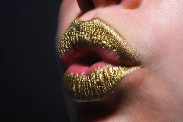 Altın Parıltı Efektli Dudak Kadın Ağzı Kapanıyor Altın Ruj Cazibeli — Stok fotoğraf