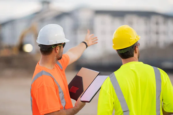 Arbeiter Die Darauf Hinweisen Bauarbeiter Mit Stahlhelm Auf Der Baustelle — Stockfoto