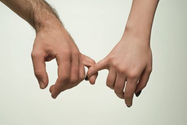 Yardım eli uzatıyorum. El ele tutuşun, kapatın. Yardım eli uzatıyorum. Kurtarma, el hareketlerine yardım etme. Kurtuluş ilişkileri. Yardım eli uzatıyoruz, akrabayız. Kurtarma, yardım jestleri veya eller