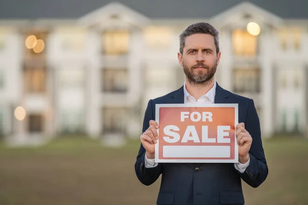 부동산 부동산 서비스 양복입은 부동산 중개업자 부동산 중개업자 구매자에게 주택을 — 스톡 사진