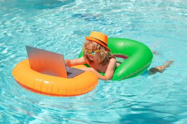 小自由职业者 夏天旅行的商人 小男孩在游泳池里放松 夏天用手提电脑喝水 儿童上网学习或在热带海滩工作 技术促进生命概念 — 图库照片