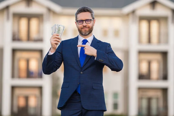 Framgångsrik Affärsman Med Dollar Affärsman Kostym Håller Kontanter Pengar Utomhus — Stockfoto