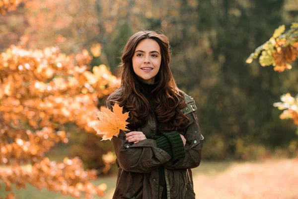 Herbstmode Konzept Stilvolles Mädchen Herbstlichen Stil Posiert Auf Rotem Ahornblatt — Stockfoto
