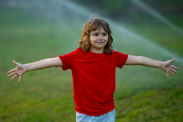 Kinderspiel Sommergarten Rasenbewässerung Automatische Sprinklerbewässerung Einem Grünen Park Bewässerung Rasen — Stockfoto