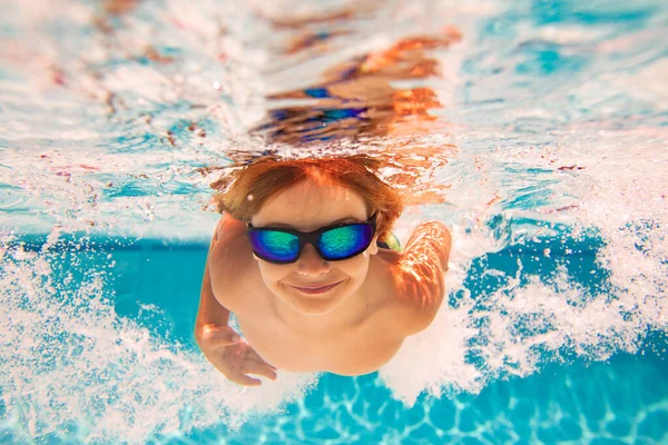 夏天的小男孩在水上公园休息 夏天的假期 小孩在游泳池里游泳 戴夏季护目镜的孩子在游泳池边的水里游泳 水下照片 — 图库照片