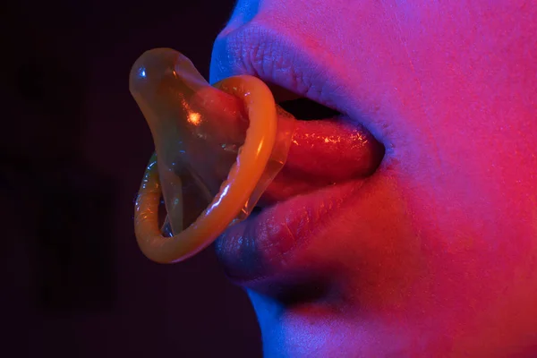 Kadın Ağzında Kullanıma Hazır Prezervatif Doğum Kontrol Hapı Prezervatif Güvenli — Stok fotoğraf