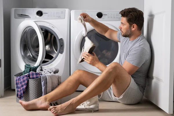 Mann Wäscht Hause Der Nähe Der Waschmaschine Ehemann Beim Wäschewaschen — Stockfoto