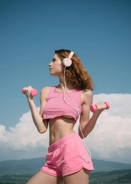 Seksowna Kobieta Hantlami Slim Girl Trzyma Hantle Ćwiczenia Dla Seksownego — Zdjęcie stockowe