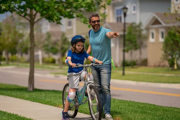 Vater Und Sohn Mit Fahrradhelm Lernen Fahrradfahren Vater Und Sohn — Stockfoto