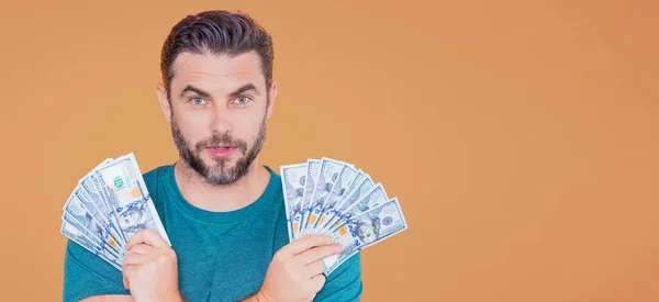 Man Met Contant Geld Dollarbiljetten Geïsoleerde Studio Banner Portret Van — Stockfoto