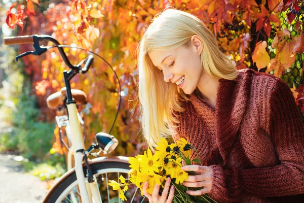 자전거의 정원을 활동적 꿈에서 여자는 가을에 뷰티걸드림 꿈꾸는 — 스톡 사진