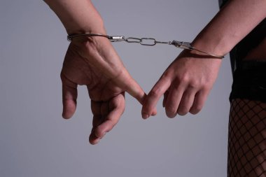 Kadın ve erkek elleri kelepçeli. Elleri kelepçeli seksi çifti yakın çekim. Hakimiyet, bdsm, aşk ve fetiş. Baştan çıkarıcı çift kelepçeli. Seks Oyuncakları. Kadın eli kelepçeli bir erkek. Sonsuza dek aşk