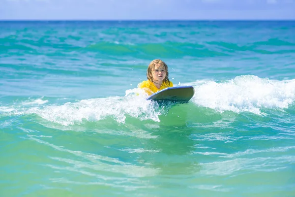 Liten Surfare Lär Sig Att Rida Surfbräda Havsvåg Han Leker — Stockfoto