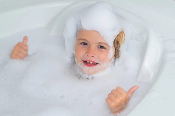 Kind Der Badewanne Mit Blasen Glückliches Kind Das Die Badezeit — Stockfoto