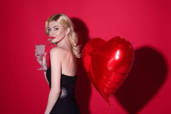 Jonge Mooie Stijlvolle Sexy Vrouw Feestjurk Vieren Valentijnsdag Champagne Drinken — Stockfoto