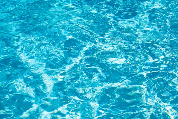 水の背景 リップル波 青いスイミングプールのパターン 太陽の反射とスイミングプールでの水 コピースペース付きバナー — ストック写真