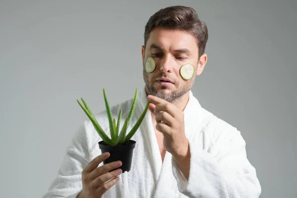 Sauberes Gesicht Gesichtspflege Gesichtsbehandlung Mann Mittleren Alters Mit Aloe Vera — Stockfoto