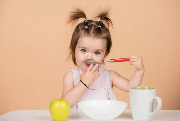 Baby Eten Gezond Voedsel Voor Een Baby Kind Meisje Eet — Stockfoto