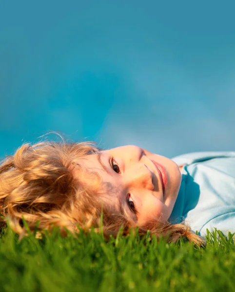 Gelukkig Kind Genietend Grasveld Dromend Kind Ontspannen Natuur Kopieer Ruimte — Stockfoto